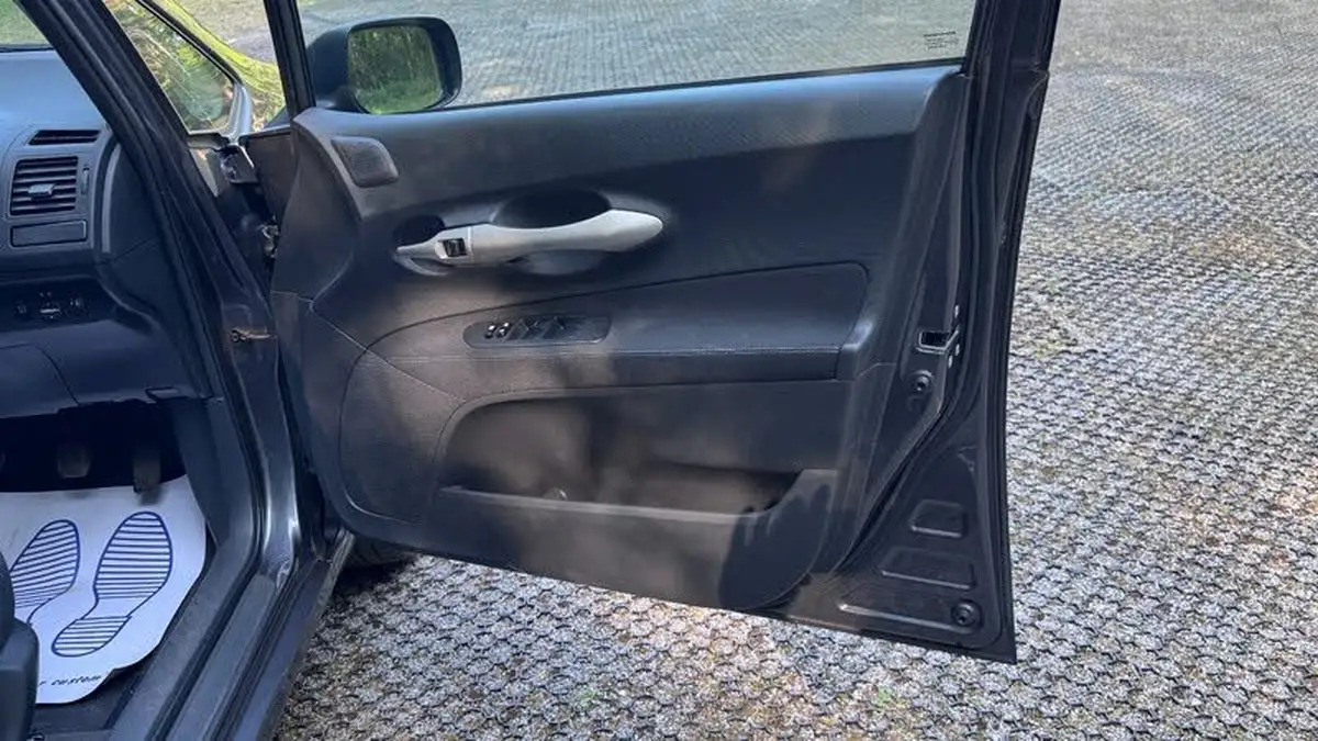 2009-toyota-auris-133-vvt-i-tr-5d-big-20