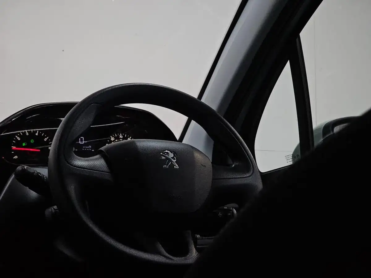 2015-peugeot-208-10-access-5d-big-26
