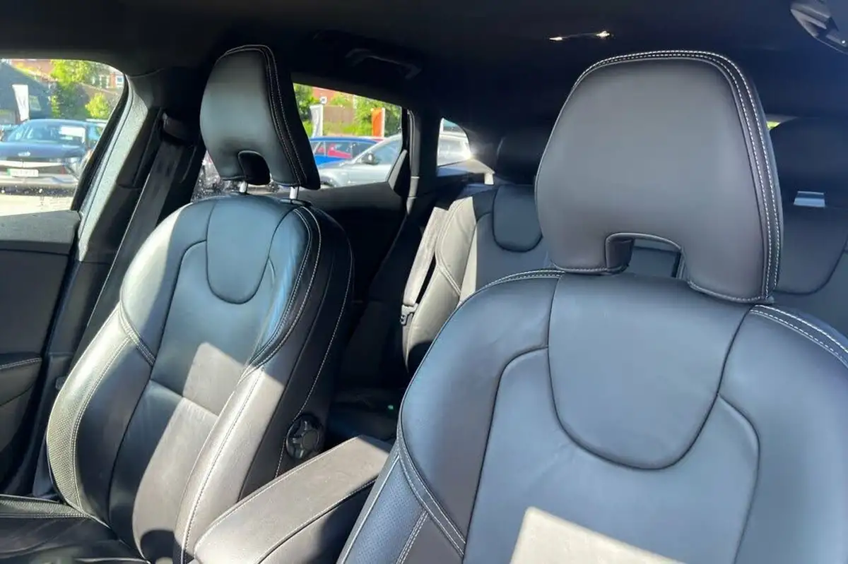2019-volvo-v40-20-t3-r-design-edition-big-16