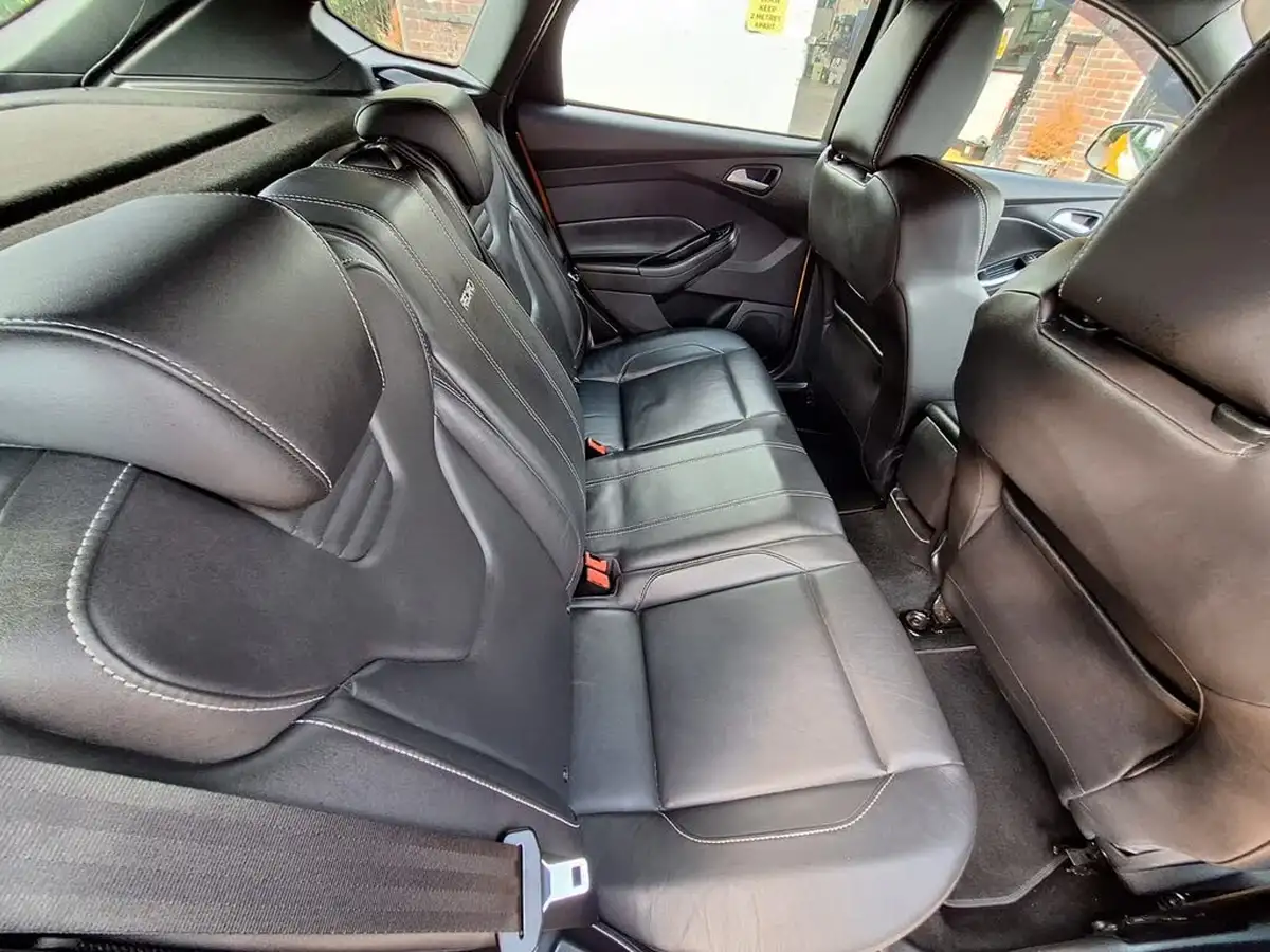 2015-ford-focus-20-st3-t-hatchback-big-15