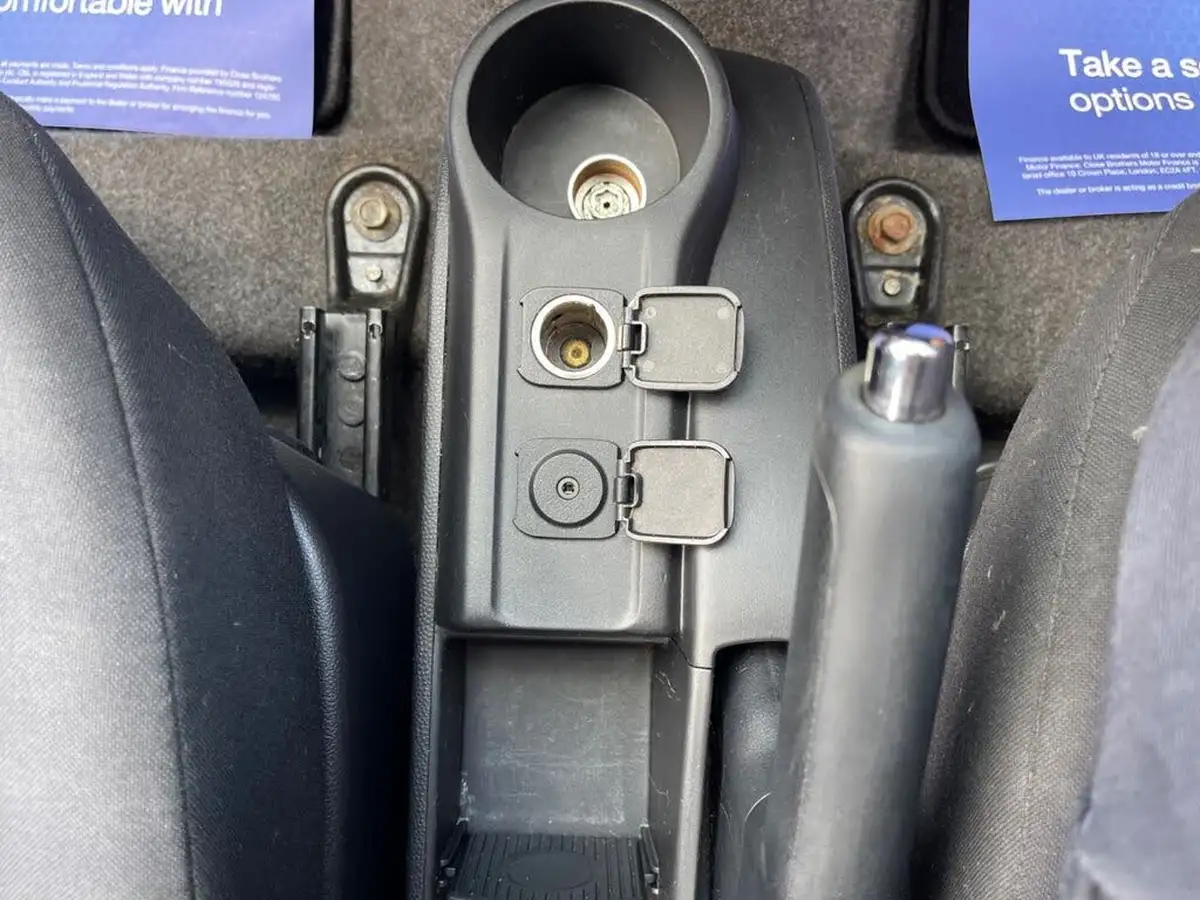 2011-mazda-mazda2-13-tamura-5d-big-10