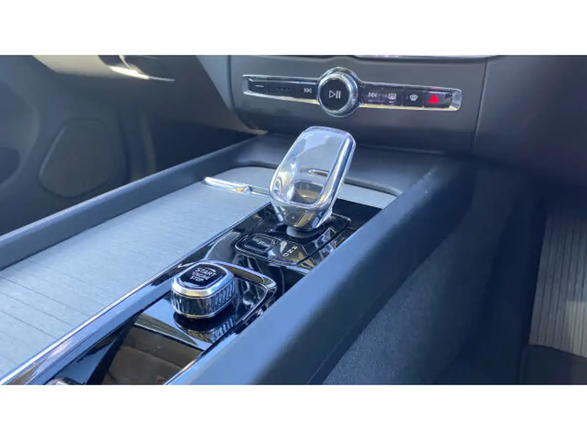 2024-volvo-xc60-20-b5-ultra-dark-big-13
