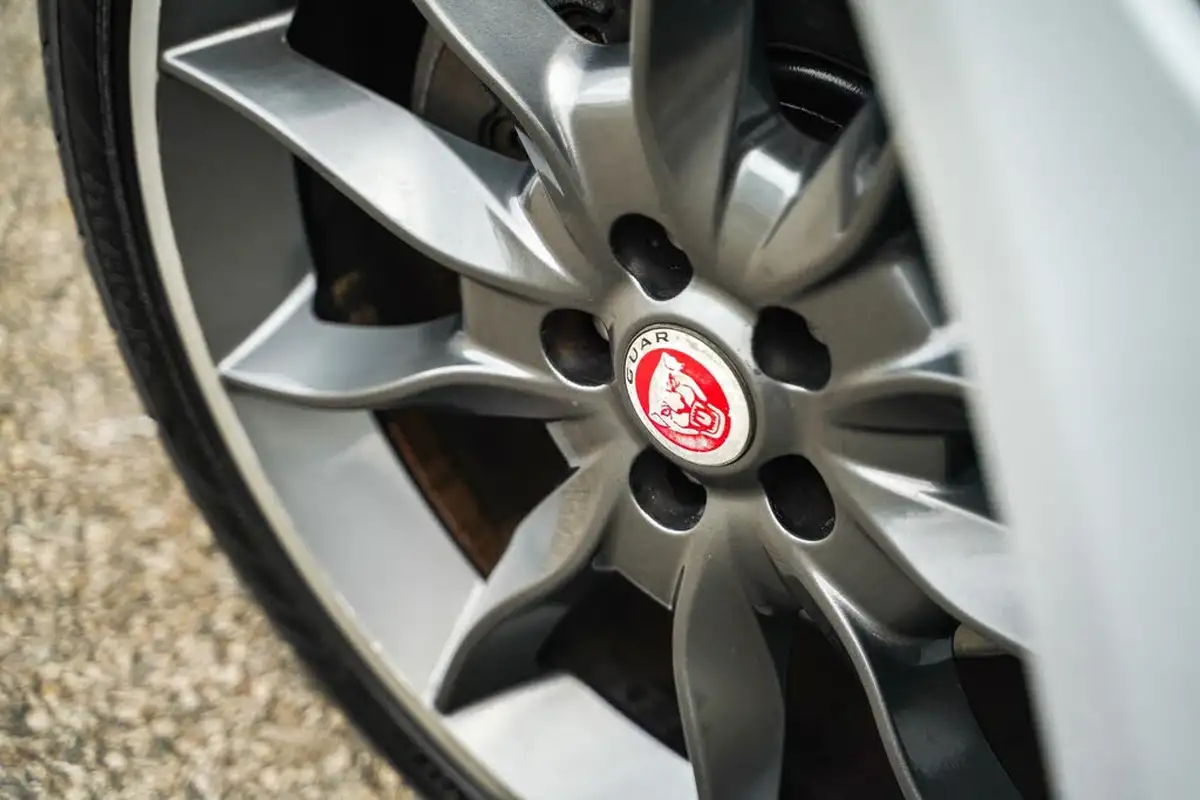 2015-jaguar-xf-22td-r-sport-black-saloon-4d-big-22