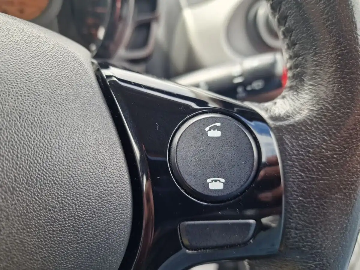 2016-toyota-aygo-10-vvt-i-x-play-68bhp-3d-big-17