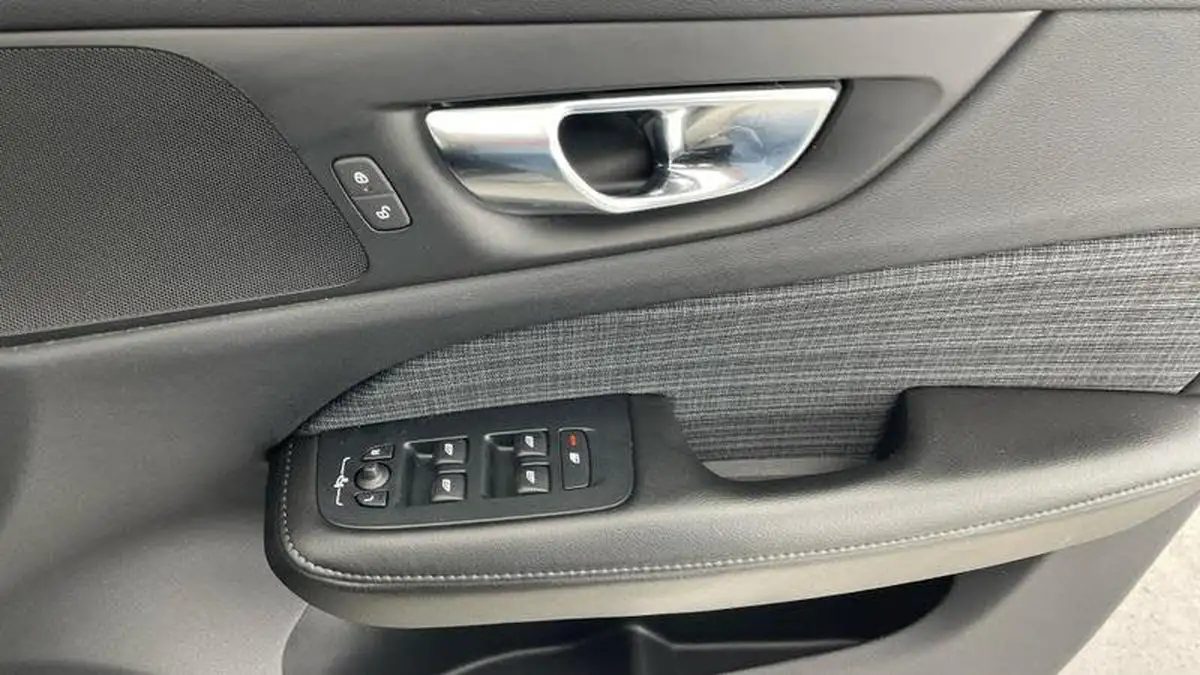 2022-volvo-v60-20-b3-momentum-161bhp-big-13