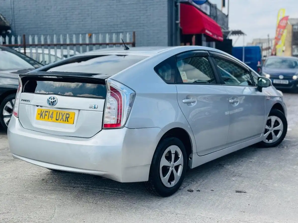 2014-toyota-prius-hybrid-big-3