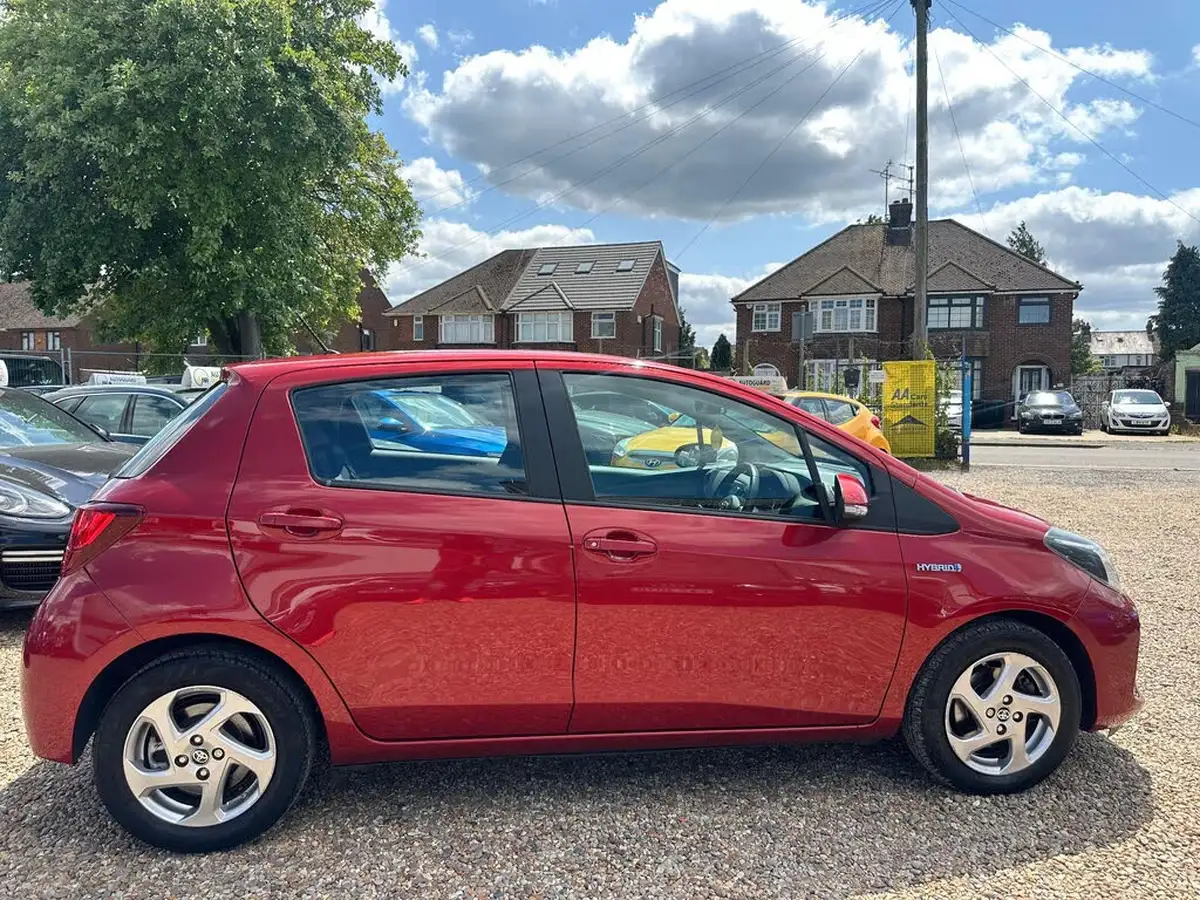 2015-toyota-yaris-15-vvt-i-icon-hybrid-big-3