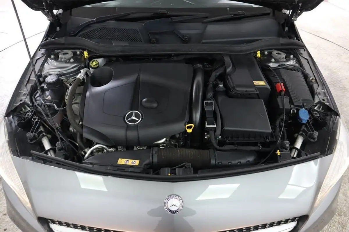 2016-mercedes-benz-a-class-21d-a200d-amg-line-136ps-executivess-big-9