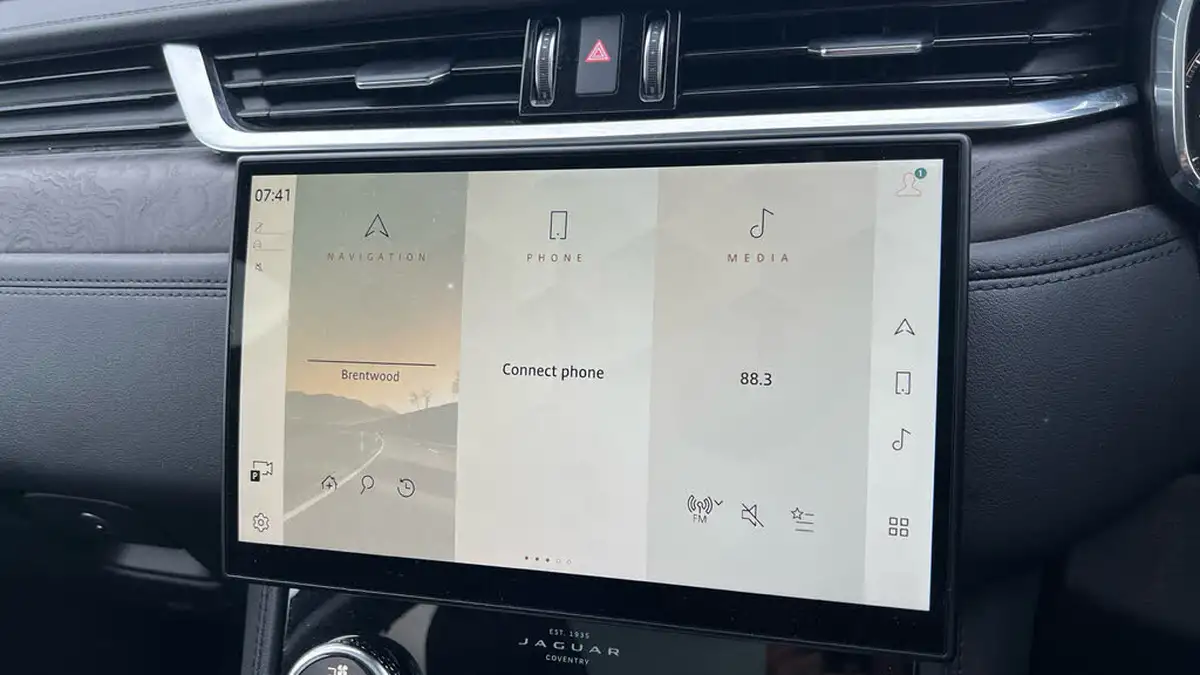 2021-jaguar-f-pace-20-d200-hse-mhev-big-13