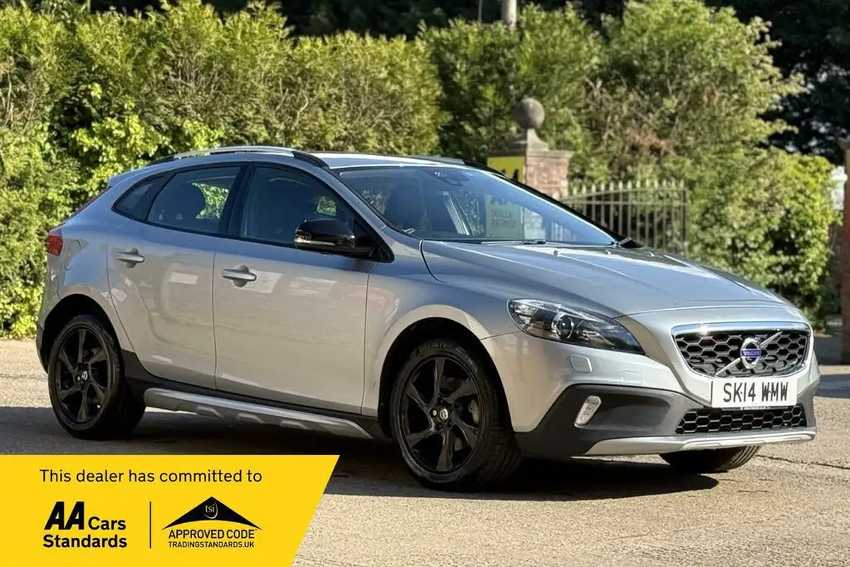 2014-volvo-v40-16td-d2-cross-country-lux-big-0