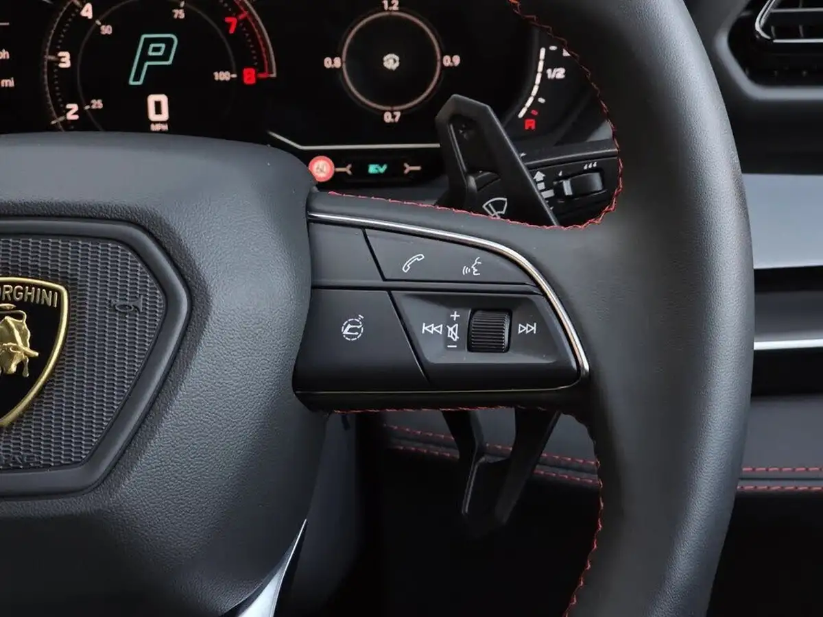 2025-lamborghini-urus-40-no-trim-big-23