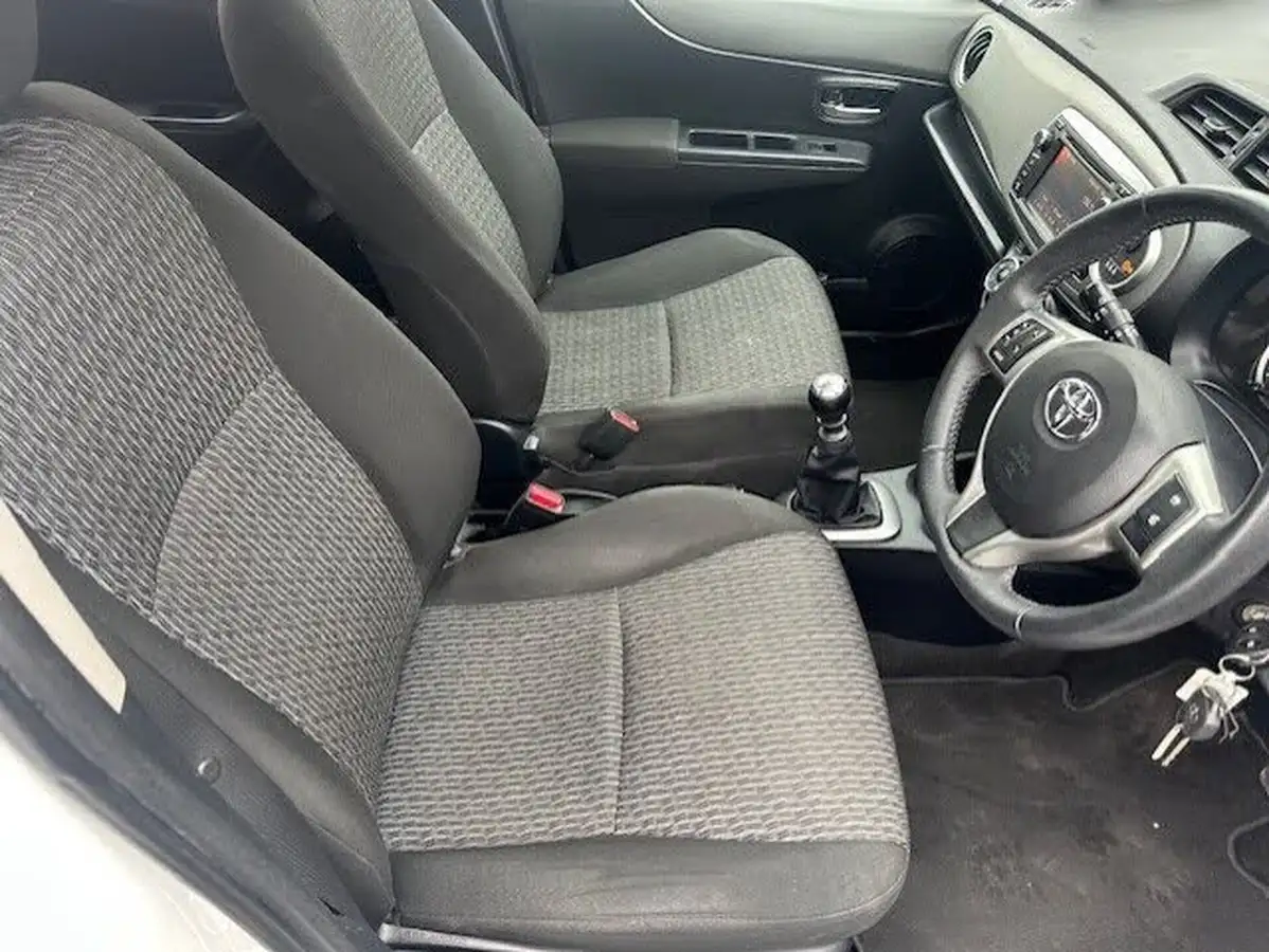 2013-toyota-yaris-133-tr-vvt-i-5d-big-17