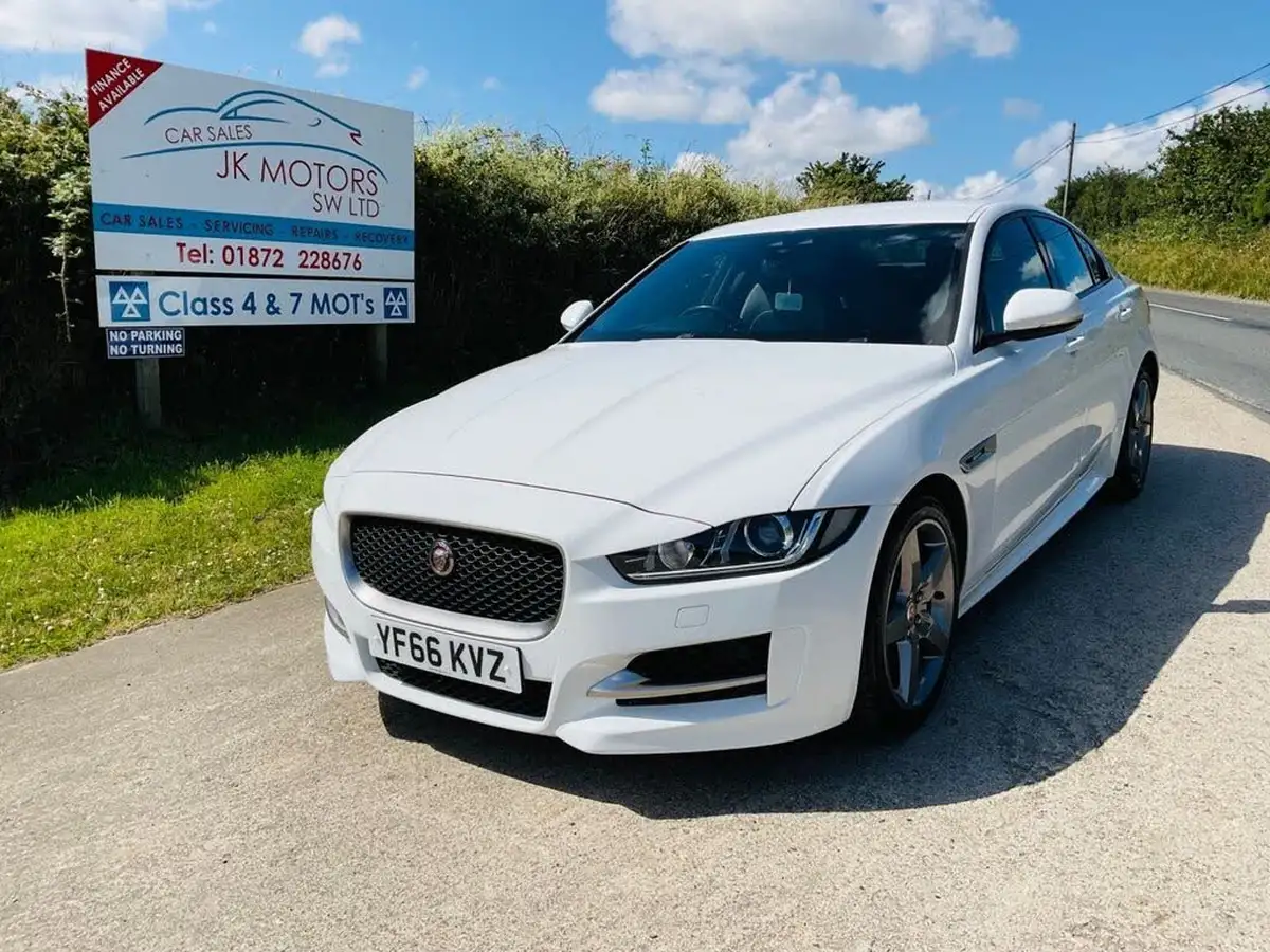 2016-jaguar-xe-20d-r-sport-180ps-big-0