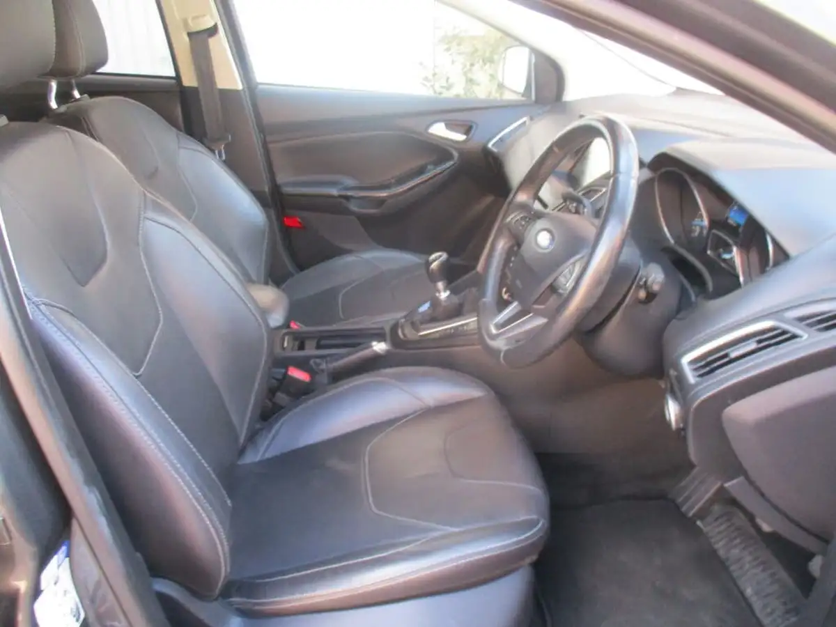 2015-ford-focus-15-titanium-hatchback-big-21
