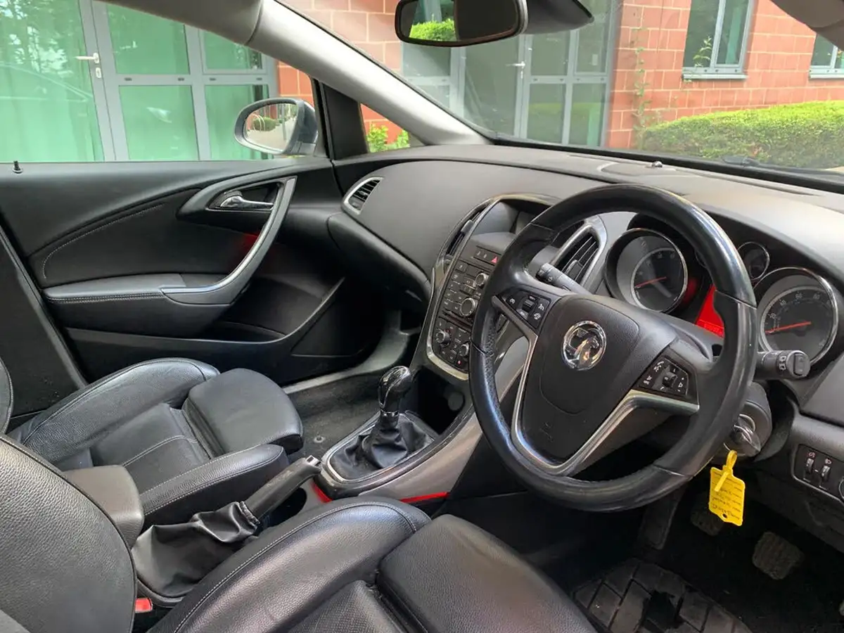 2013-vauxhall-astra-16-elite-vvt-115ps-hatchback-big-14