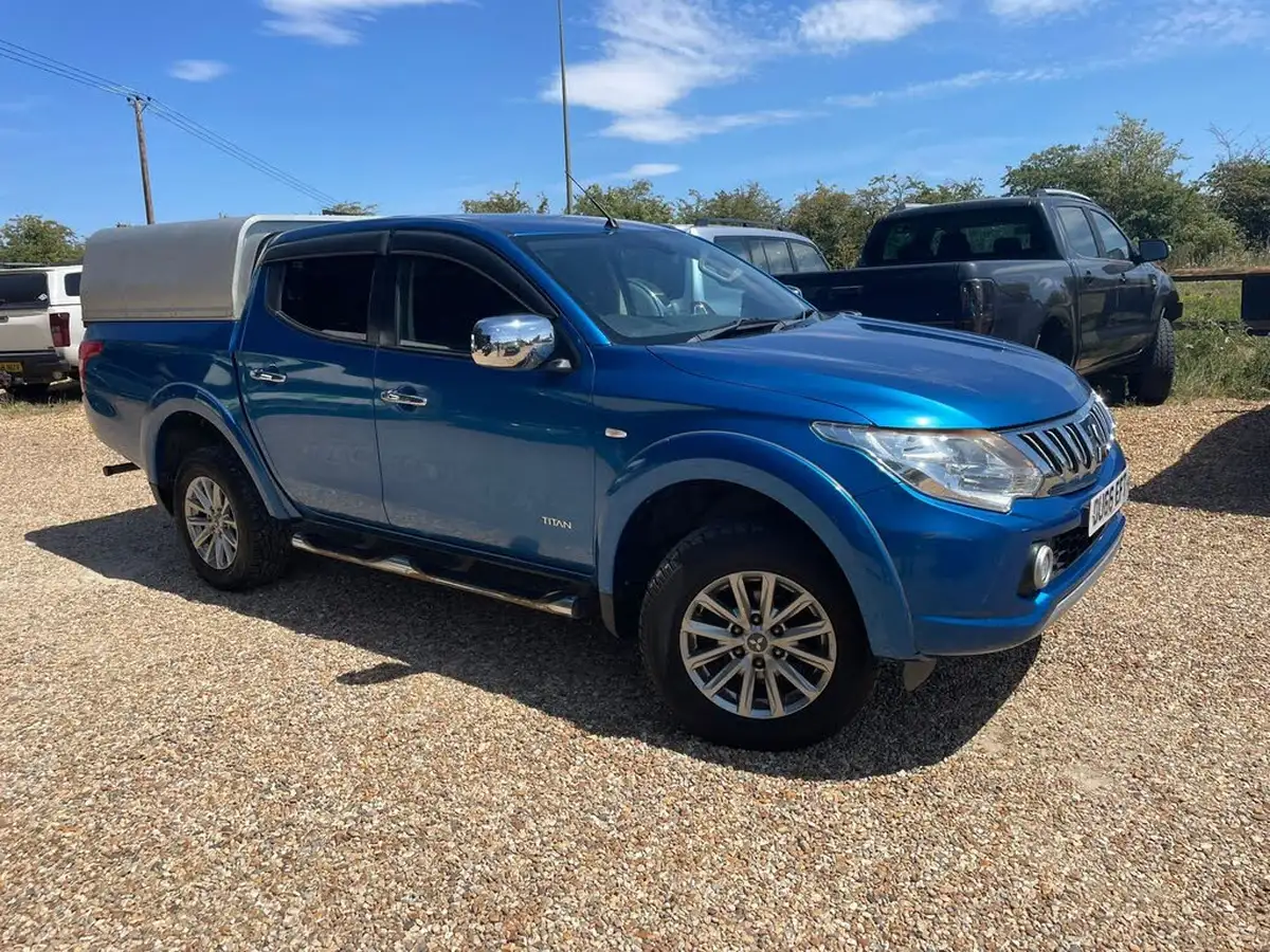 2016-mitsubishi-l200-24di-d-titan-big-0