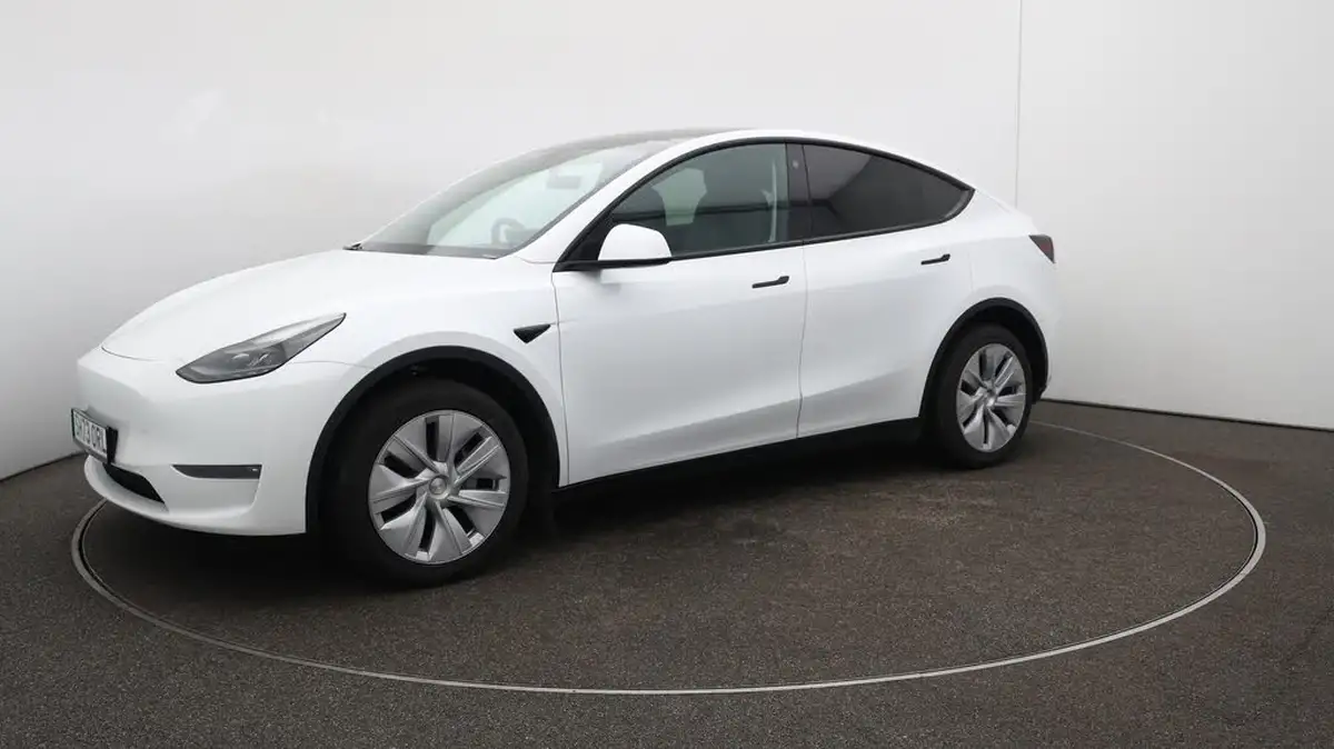 2023-tesla-model-y-e-long-range-big-65