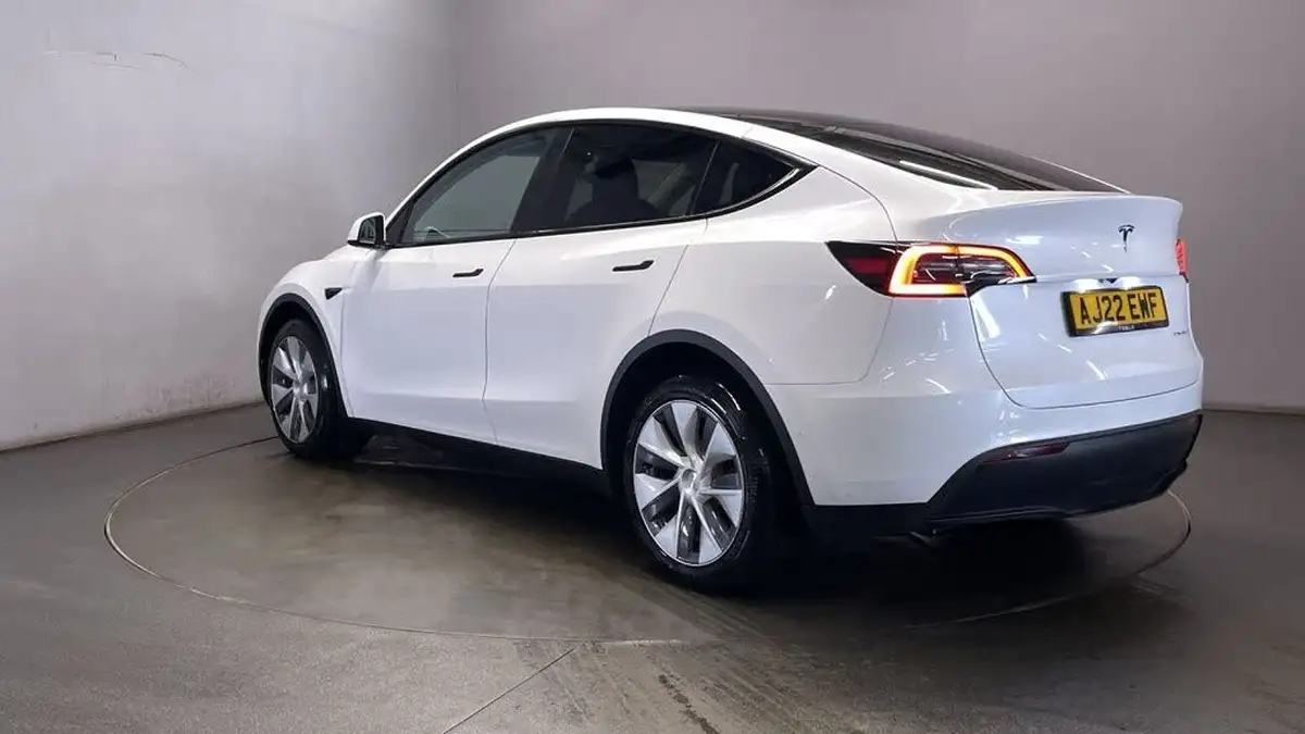 2022-tesla-model-y-e-long-range-big-5