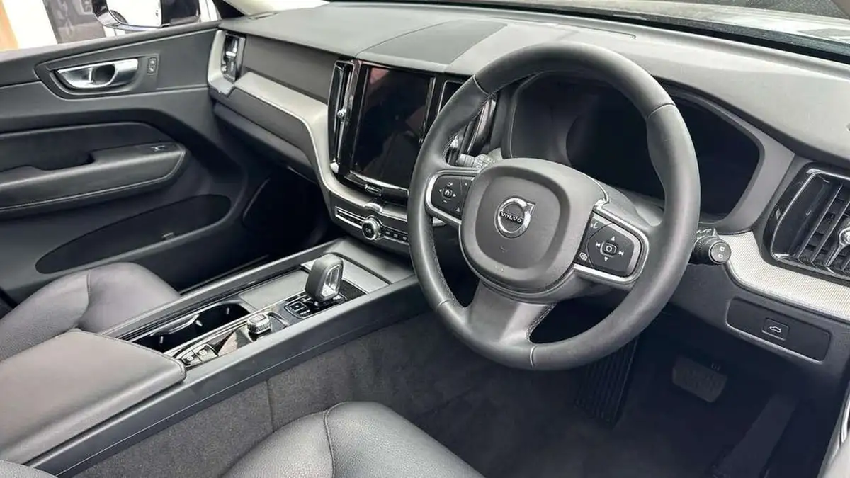 2024-volvo-xc60-20-b5-core-big-3
