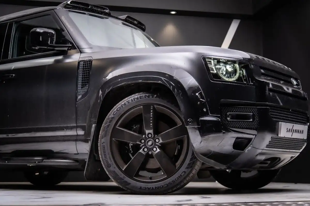 2022-land-rover-110-defender-50-p525-v8-big-42