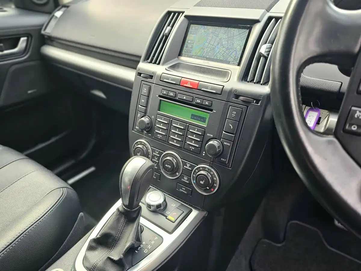 2011-land-rover-freelander-2-32-4x4-big-14