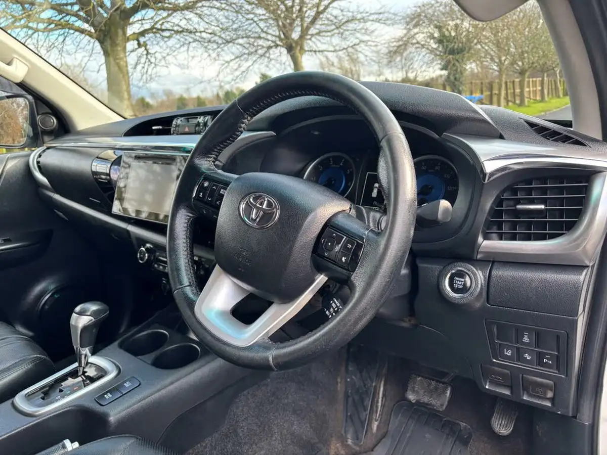 2017-toyota-hi-lux-24d-invincible-x-auto-big-8