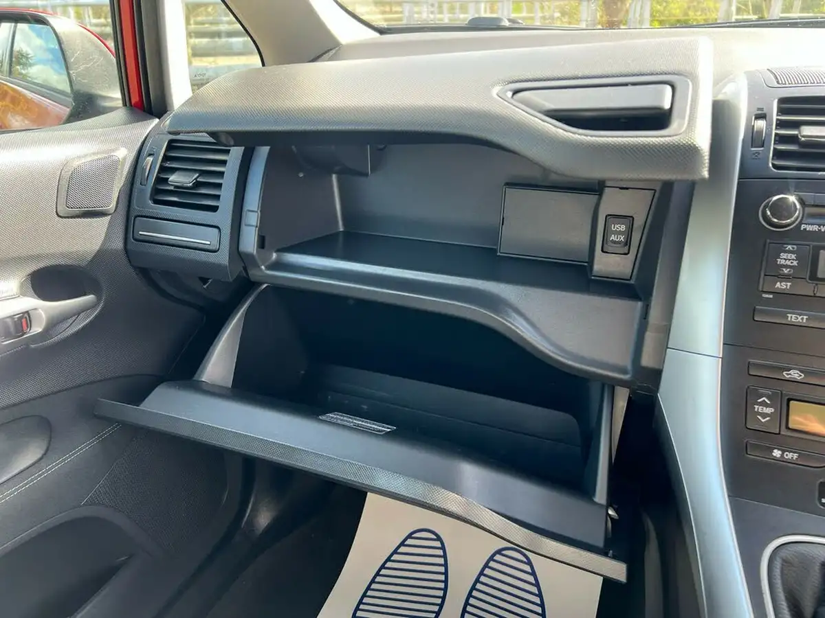 2010-toyota-auris-133-vvt-i-tr-5d-big-24