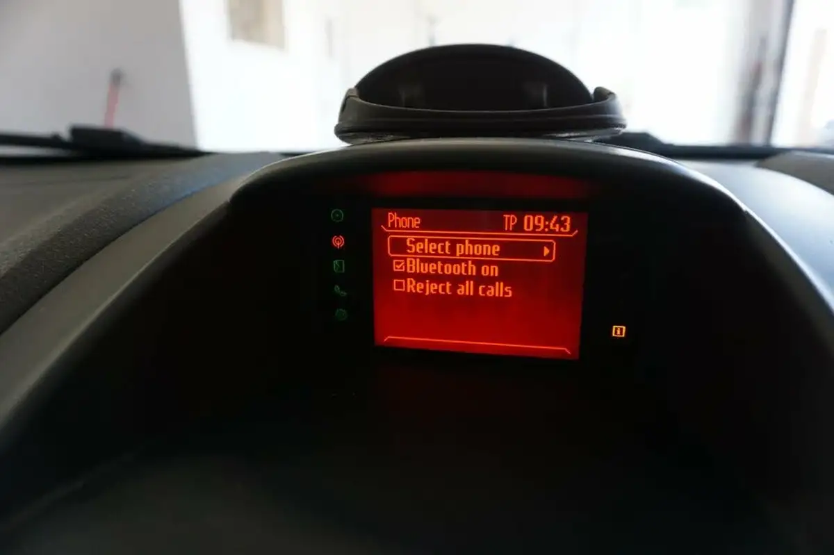2011-ford-fiesta-125-zetec-5d-big-25