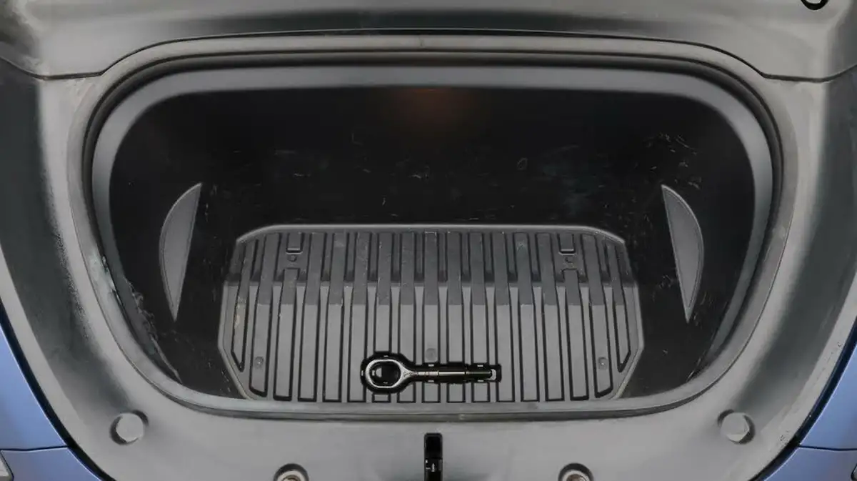 2022-tesla-model-y-e-long-range-big-19