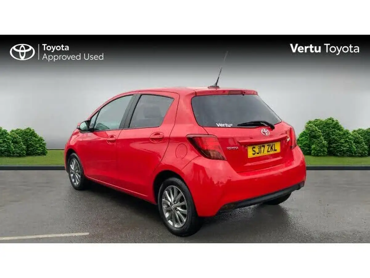 2017-toyota-yaris-133-icon-5d-big-3