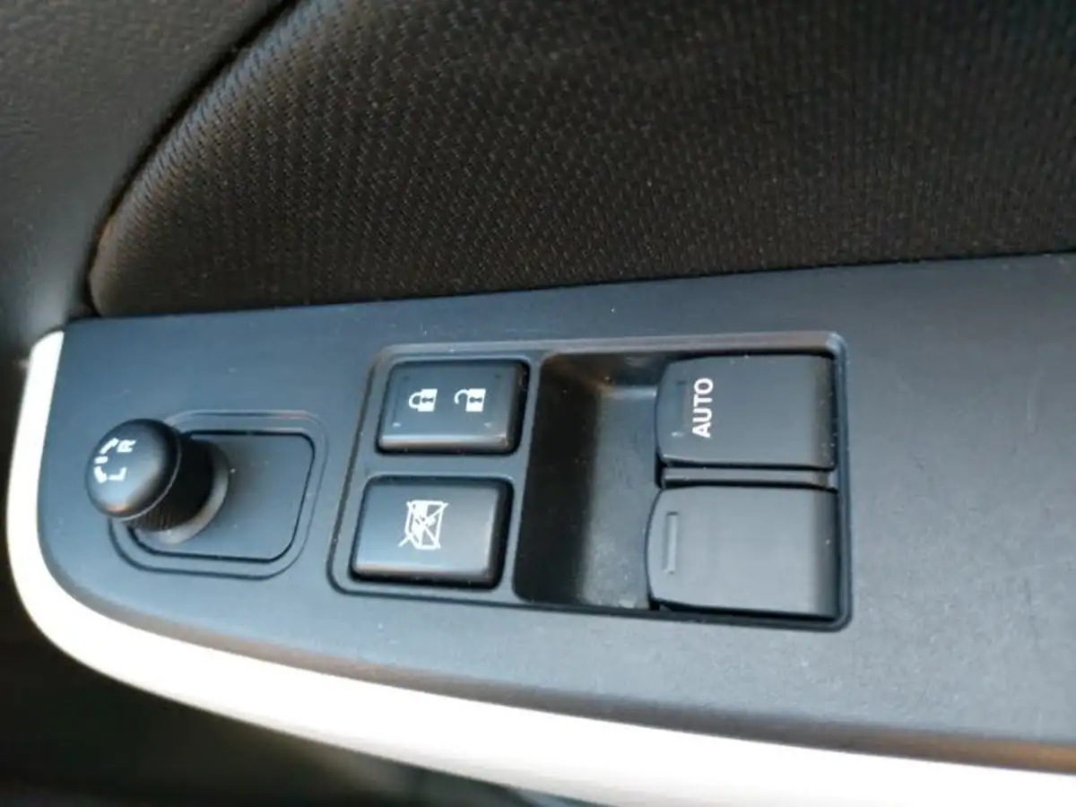 2019-suzuki-swift-12-dualjet-attitude-big-18