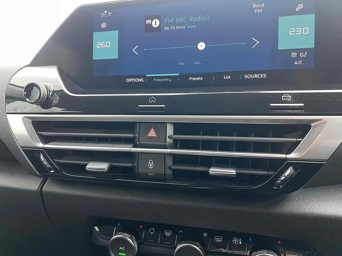 2022-citroen-c4-e-shine-big-36