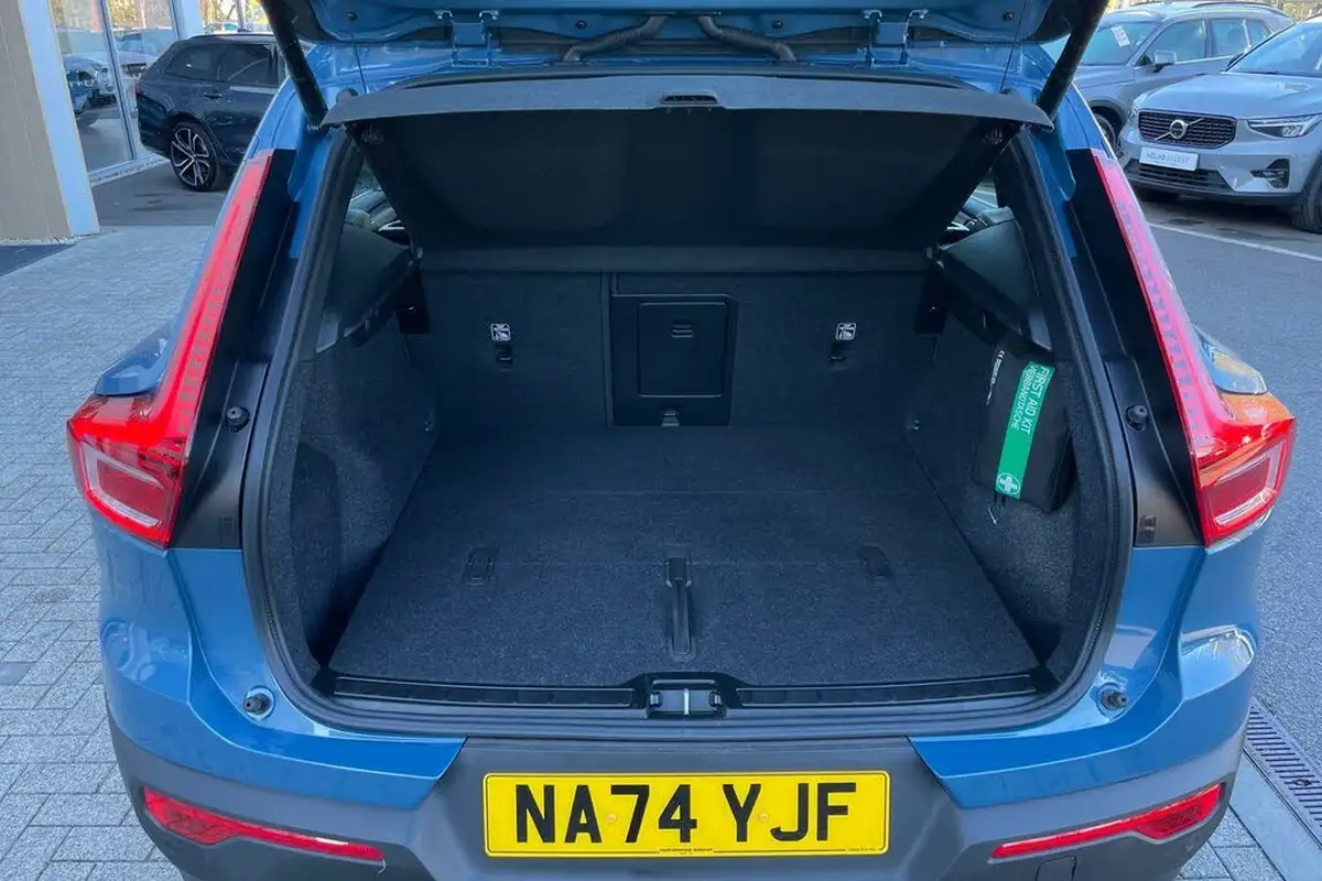 2024-volvo-xc40-20-b4-plus-big-18