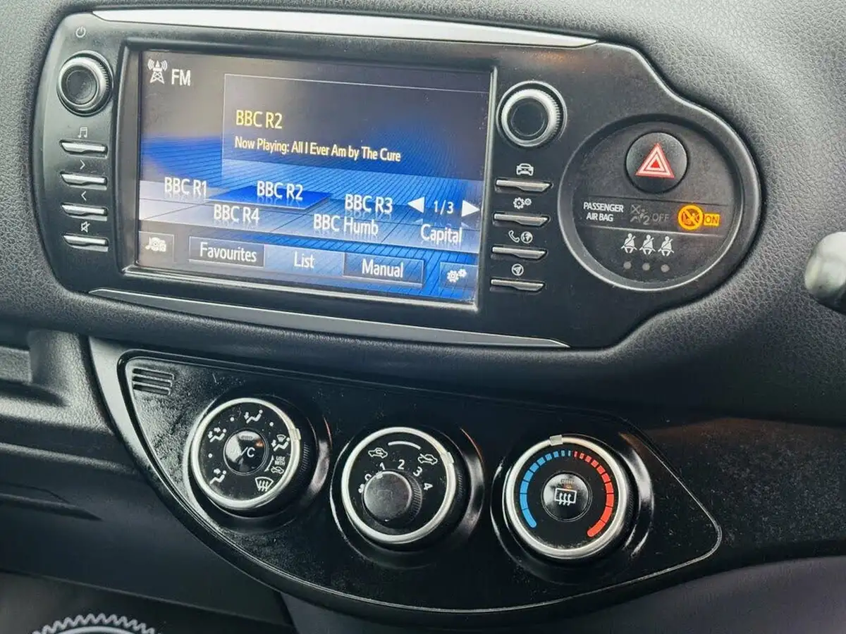 2017-toyota-yaris-15-vvt-i-design-panoramic-roof-1497cc-big-19