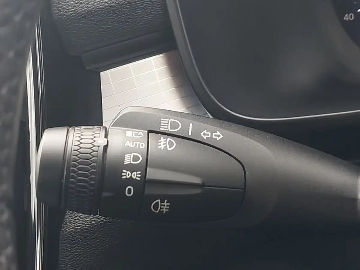2022-volvo-xc40-20-b3-plus-big-15