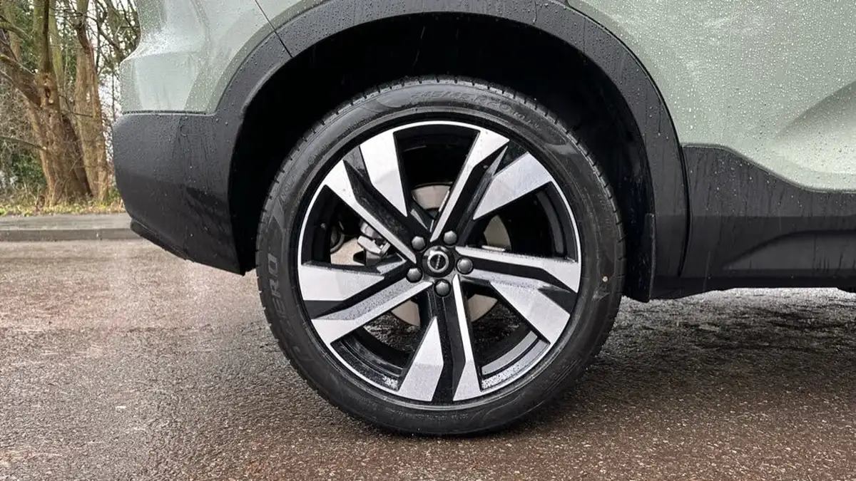 2025-volvo-xc40-20-b3-ultra-dark-big-43