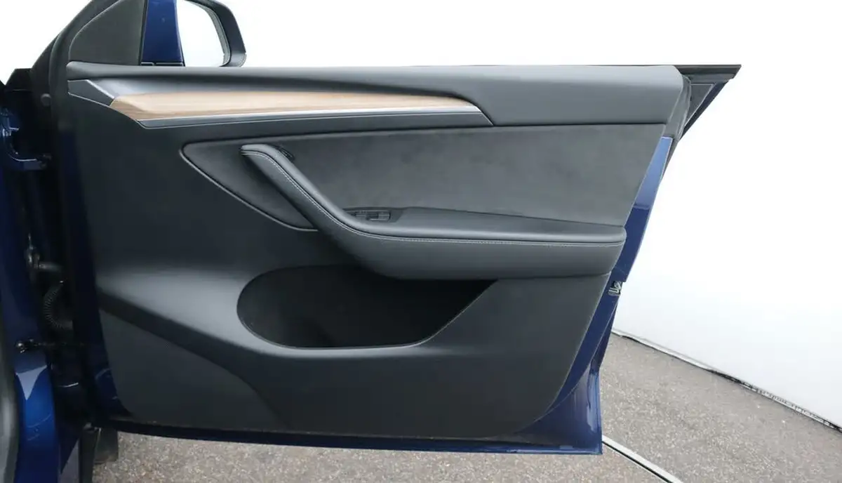 2022-tesla-model-y-e-long-range-big-15