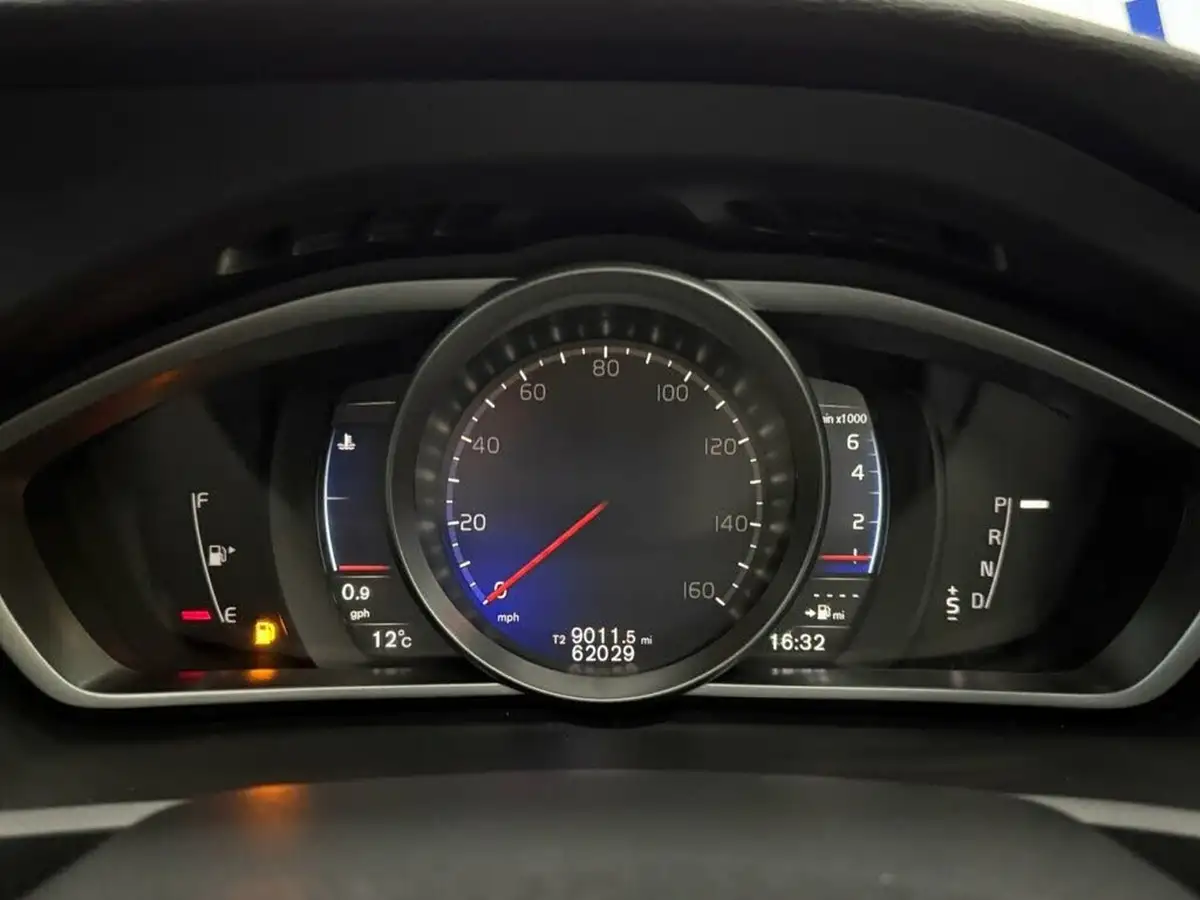 2019-volvo-v40-15-t2-r-design-edition-big-22