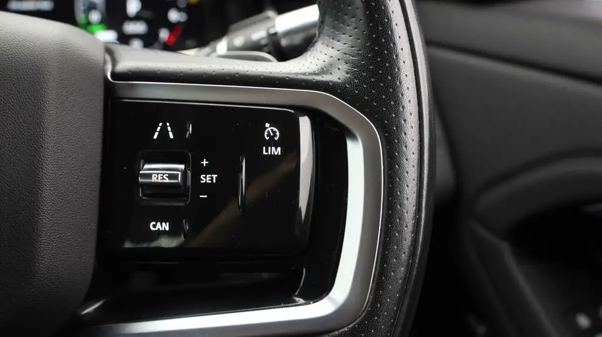 2022-land-rover-range-rover-evoque-15-p300e-r-dynamic-se-big-23