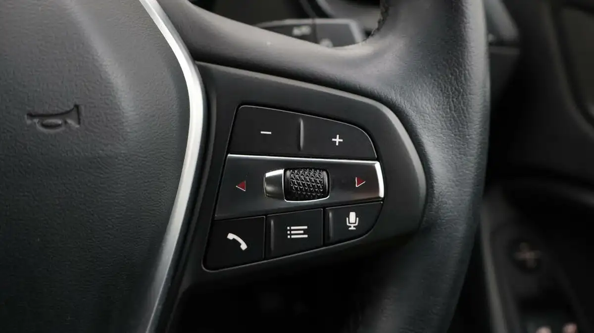 2021-bmw-1-series-15-118i-sport-lcp-big-23