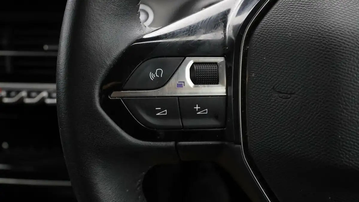 2021-peugeot-208-12-puretech-allure-100bhp-big-21