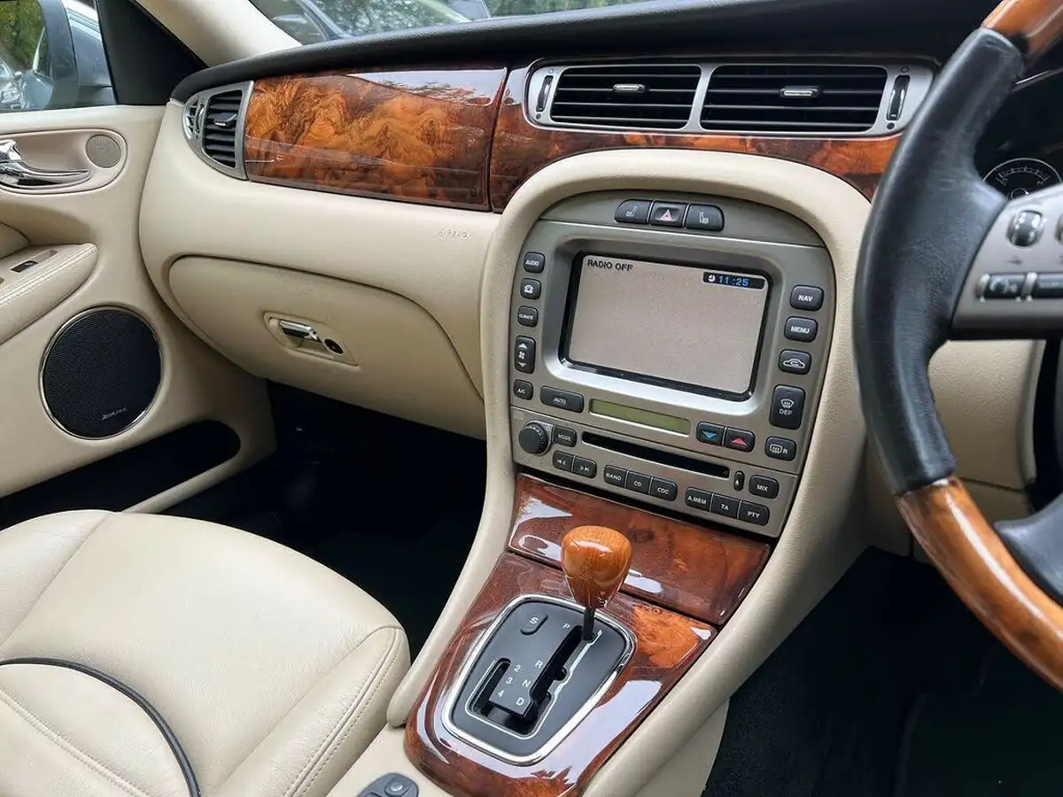 2009-jaguar-x-type-20-sovereign-saloon-big-11