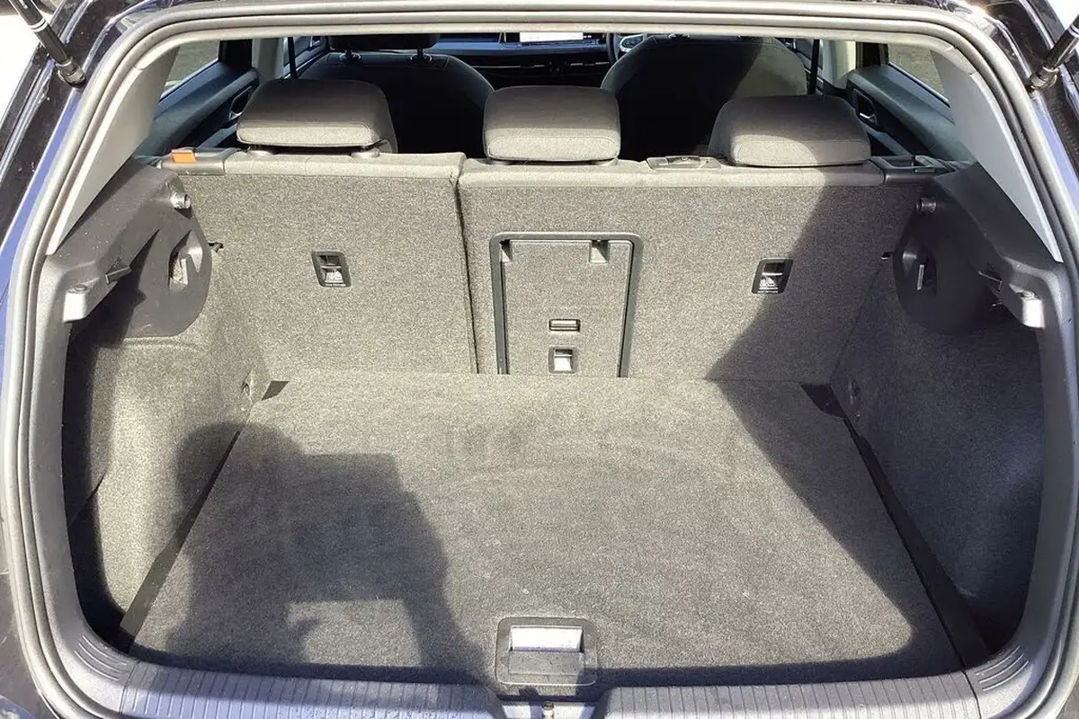 2022-volkswagen-golf-15-tsi-style-130ps-hatchback-big-43