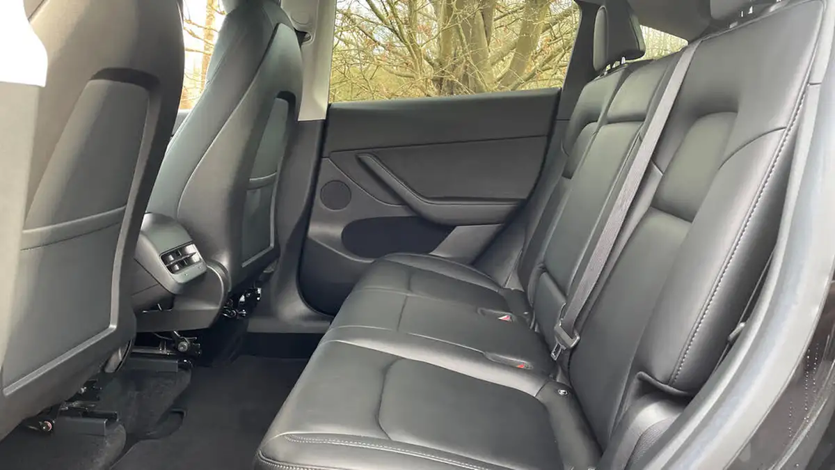 2022-tesla-model-y-e-long-range-big-13