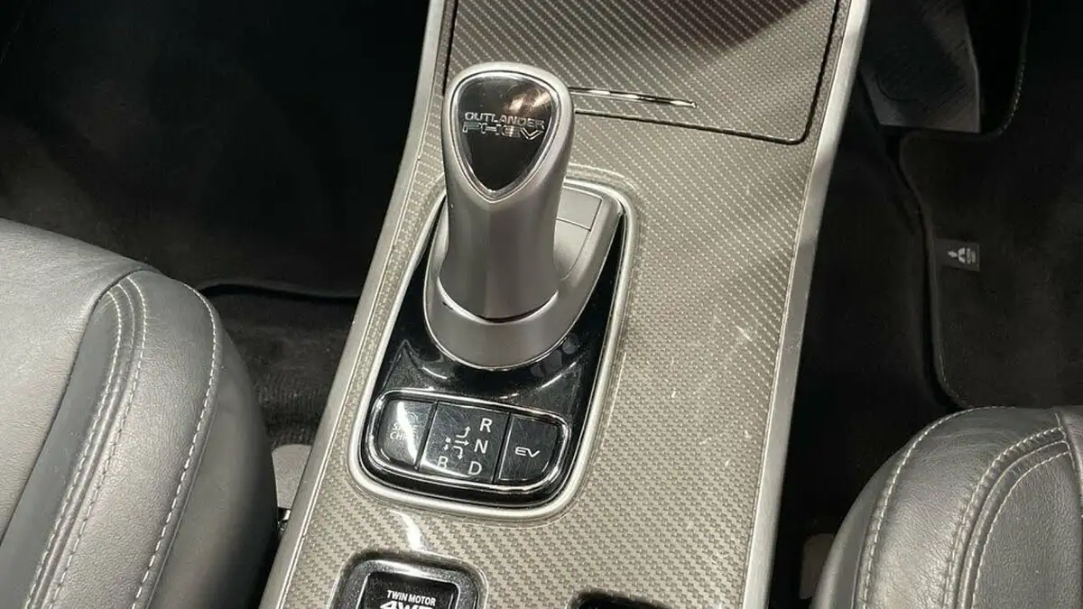 2020-mitsubishi-outlander-24-dynamic-phev-big-26