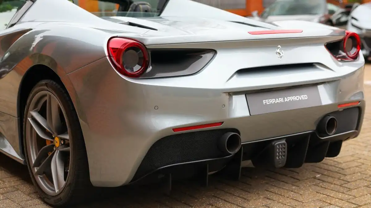 2016-ferrari-488-39-488-spider-big-10