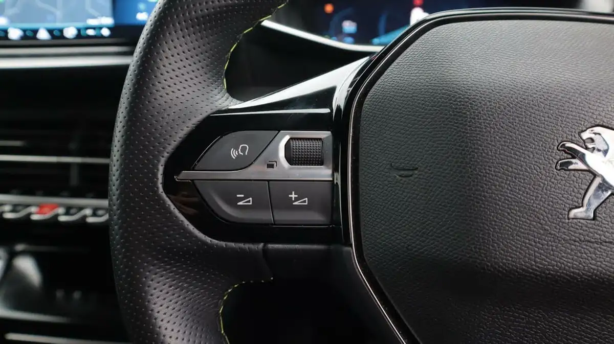 2022-peugeot-2008-suv-e-gt-premium-big-27