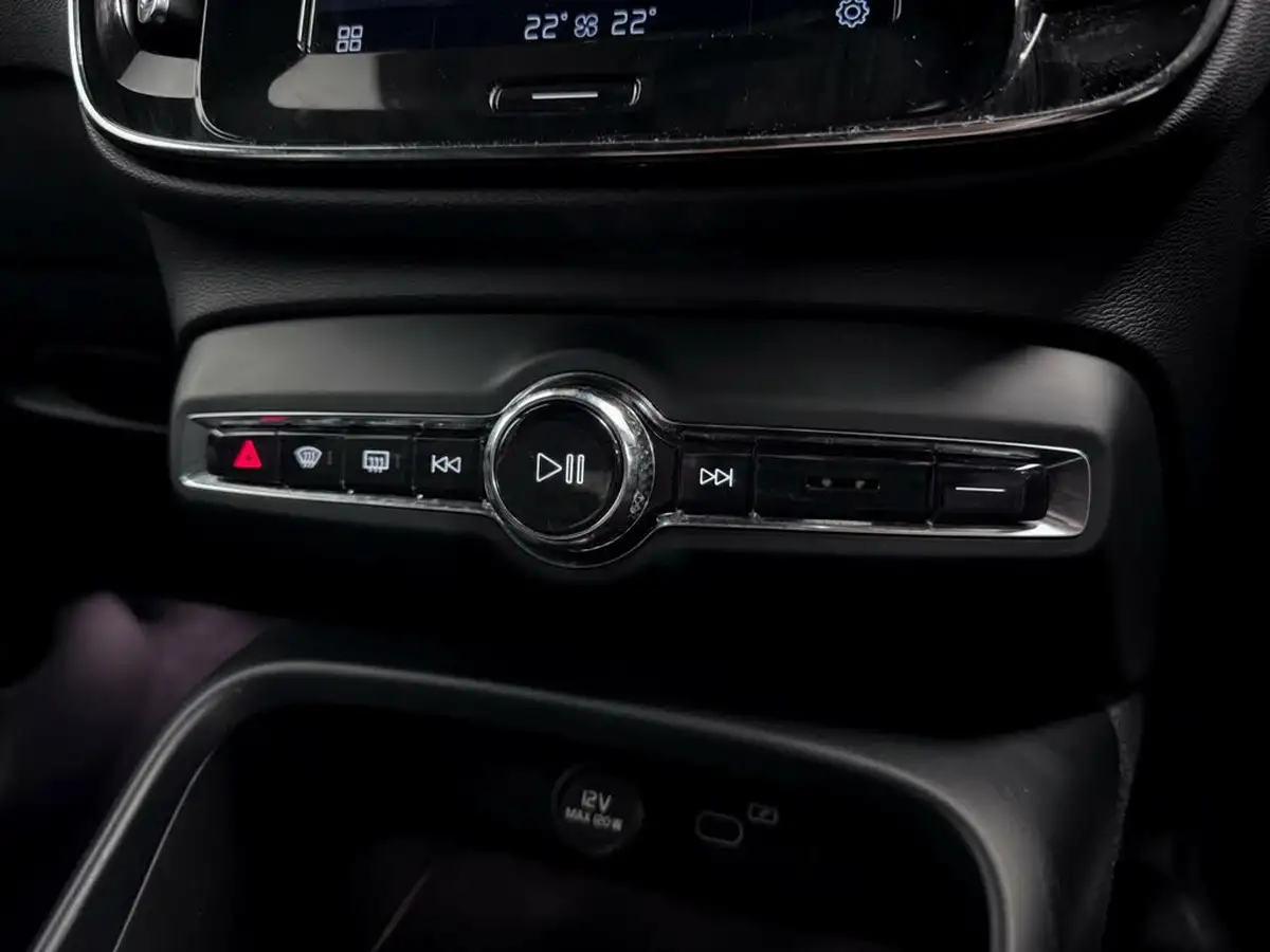 2021-volvo-xc40-e-p8-r-design-big-32
