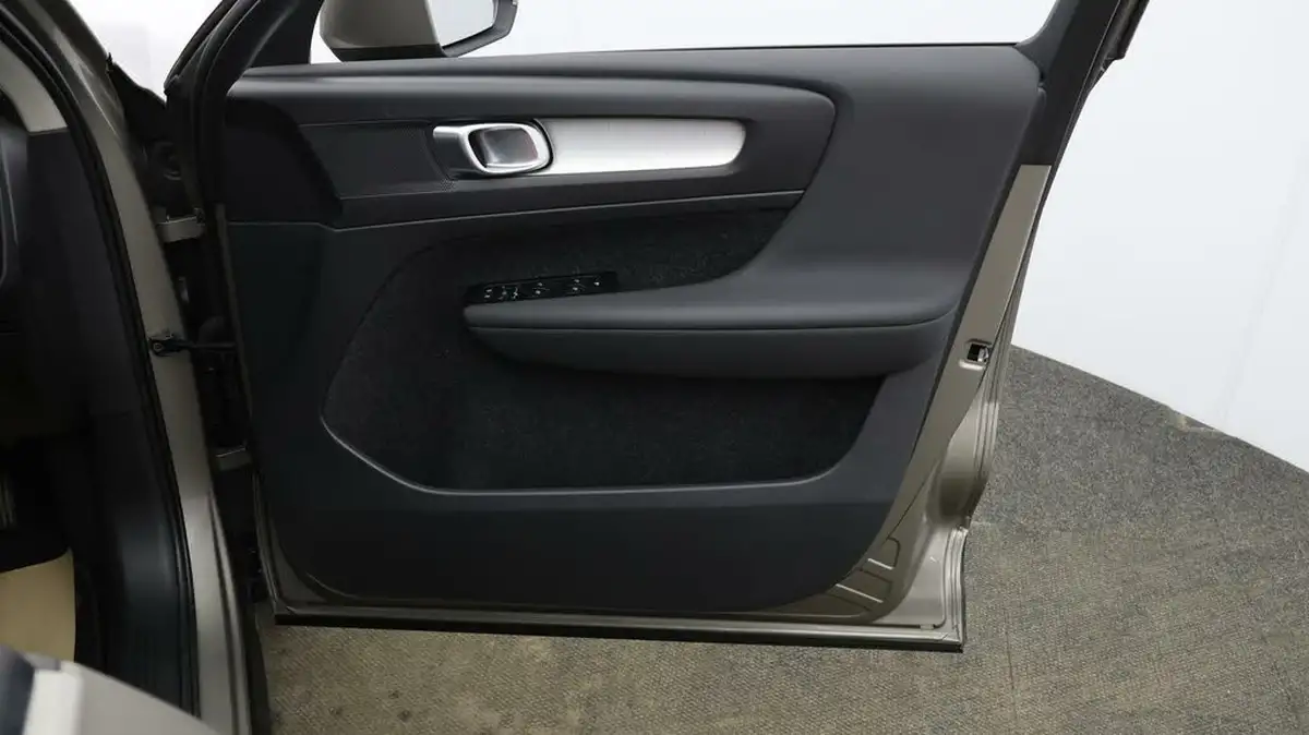 2021-volvo-xc40-15-t3-momentum-161bhp-big-14