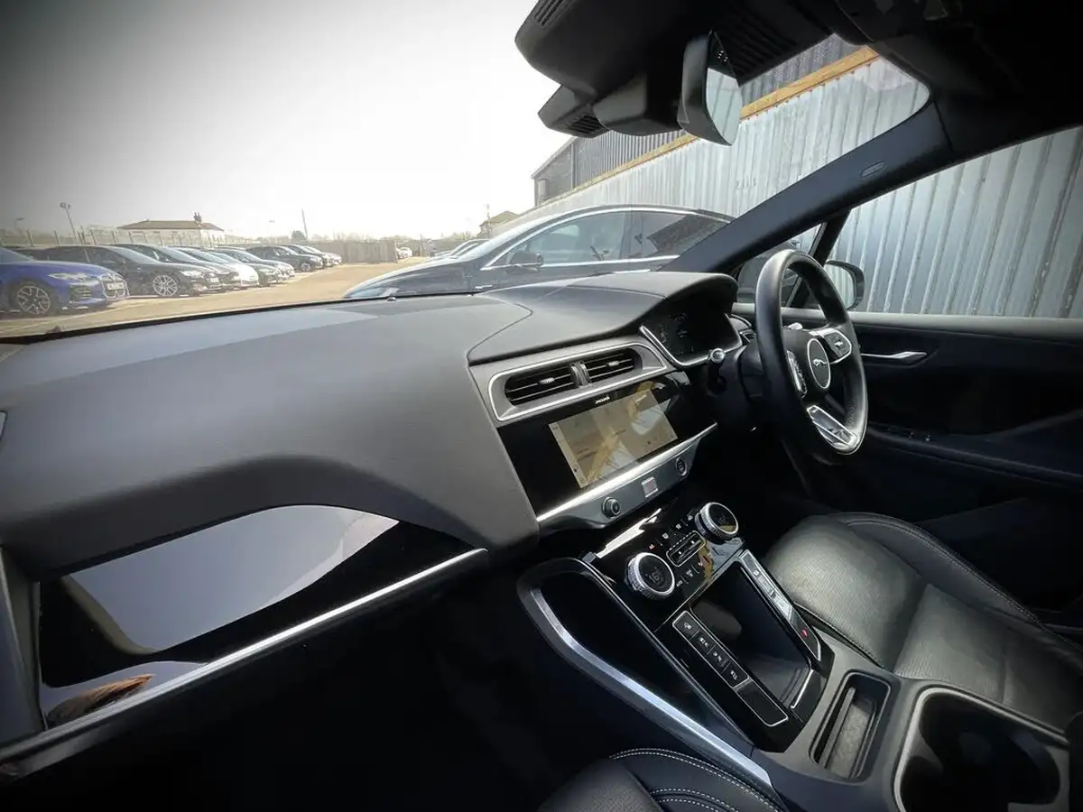 2021-jaguar-i-pace-ev400-black-big-15